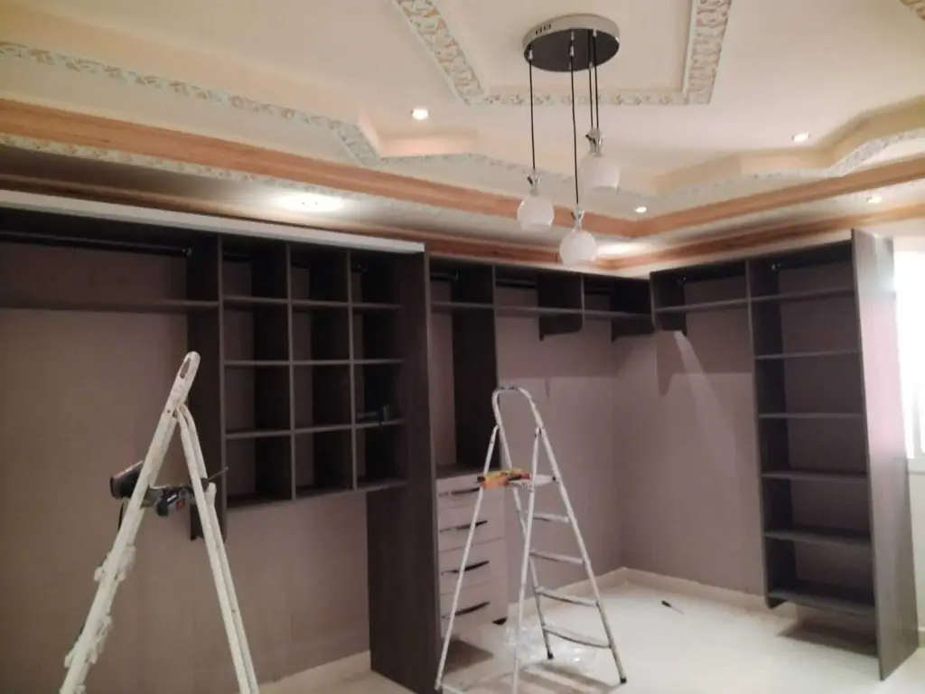 فك الاثاث لتخزينة